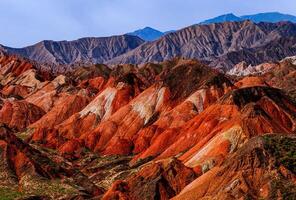 surpreendente cenário do China montanhas e azul céu fundo dentro pôr do sol. Zhangye danxia nacional geoparque, gansu, China. colorida paisagem, arco Iris colinas, incomum colori rochas, arenito erosão foto