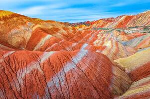 surpreendente cenário do China montanhas e azul céu fundo dentro pôr do sol. Zhangye danxia nacional geoparque, gansu, China. colorida paisagem, arco Iris colinas, incomum colori rochas, arenito erosão foto