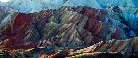 surpreendente cenário do China montanhas e azul céu fundo dentro pôr do sol. Zhangye danxia nacional geoparque, gansu, China. colorida paisagem, arco Iris colinas, incomum colori rochas, arenito erosão foto