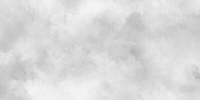 grunge nuvens ou smog textura com manchas, branco nublado céu ou cloudscape ou nevoeiro, Preto e branco gradiente aguarela fundo. foto