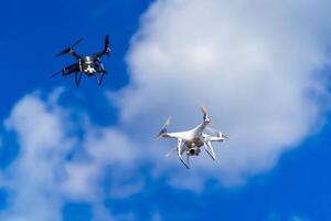 moderno tecnológica envio inovação. zangão velozes Entrega conceito, dois multicópteros vôo dentro a céu. foto
