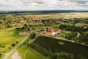 Visão a partir de a altura do a mir castelo dentro bielorrússia e a parque em uma verão dia.bielorrússia foto