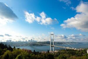 Istambul visualizar. bósforo ponte e paisagem urbana do Istambul com nublado céu foto