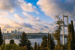 Istambul às pôr do sol. bósforo ponte e paisagem urbana do Istambul foto