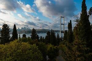 Istambul Visão a partir de nakkastepe com nublado céu e bósforo ponte foto