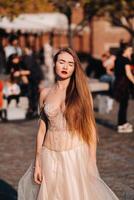 uma noiva dentro uma Casamento vestir com grandes cabelo dentro a velho Cidade do Breslávia. Casamento foto tiro dentro a Centro do a antigo cidade dentro polônia.wroclaw, Polônia