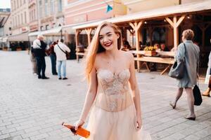 uma noiva dentro uma Casamento vestir com grandes cabelo e uma beber garrafa dentro a velho Cidade do Breslávia. Casamento foto tiro dentro a Centro do a velho polonês cidade.wroclaw, Polônia