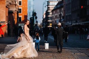 uma noiva dentro uma Casamento vestir com grandes cabelo dentro a velho Cidade do Breslávia. Casamento foto tiro dentro a Centro do a antigo cidade dentro polônia.wroclaw, Polônia