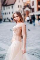 uma noiva dentro uma Casamento vestir com grandes cabelo dentro a velho Cidade do Breslávia. Casamento foto tiro dentro a Centro do a antigo cidade dentro polônia.wroclaw, Polônia