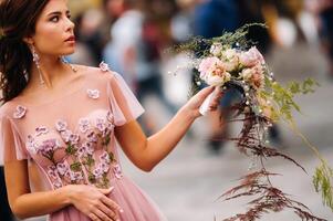 uma jovem lindo noiva carrinhos às a Centro do a velho cidade do Florença dentro Itália. noiva dentro uma lindo Rosa vestir com uma ramalhete dentro toscana.itália foto