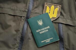 militares símbolo ou exército Eu iria bilhete mentiras em verde ucraniano militares uniforme foto