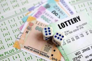 verde loteria bilhetes e indiano rupias dinheiro contas em em branco com números para jogando loteria foto