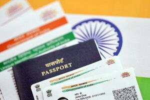 indiano aadhaar cartão a partir de único identificação autoridade do Índia e Passaporte em indiano bandeira foto