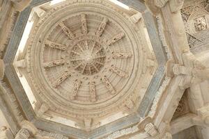 esculpido mármore cúpula do jain têmpora às Ranakpur foto