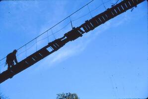 caminhante cruzando suspensão ponte foto