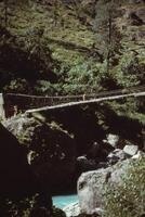 nepalês cruzando Alto suspensão ponte foto