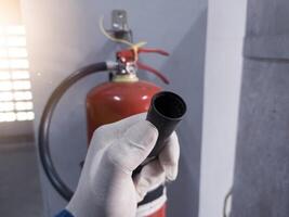 Verifica e inspeção a bocal válvula fogo extintor, condição pó em a tubo fogo extintor. foto