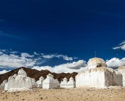 budista chortens, ladakh foto