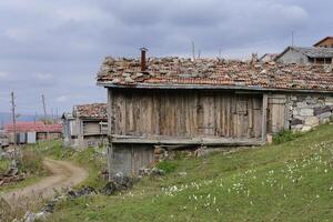 montanha Vila em a karester Yalas platô, Trabzon, Peru foto