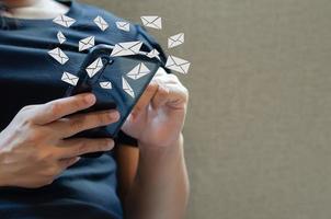 mulher de close-up segurando um telefone celular, uma mensagem de e-mail de ícone. marketing empresarial, enviando informações a clientes ou hackeando transações online. tecnologia de conceito de negócio. foto