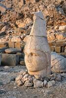 Apollo estátua perto a commagene rei antíoco Eu túmulo em a topo do montar nemrut, adiyaman província, Peru foto