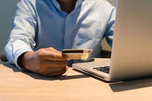 conceito de finanças e investimento. empresário segurando compras online de cartão de crédito. foto