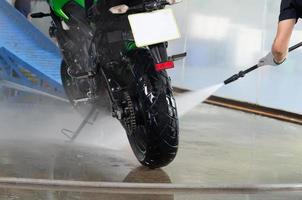 lavar a motocicleta no lava-rápido. foto