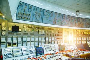 elétrico ao controle painel com botões e alavancas. nuclear poder. foto