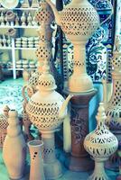 louça de barro dentro a mercado, djerba, Tunísia foto