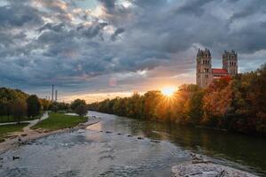 isar rio, parque e st maximiliano Igreja a partir de Reichenbach ponte. Munique, baviera, Alemanha. foto