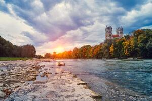 isar rio, parque e st maximiliano Igreja a partir de Reichenbach ponte. Munique, baviera, Alemanha. foto