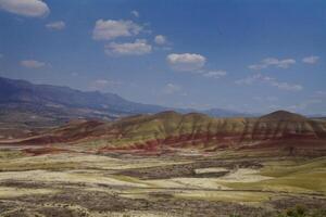 estriado vermelho e Castanho paleossolos dentro a pintado colinas foto