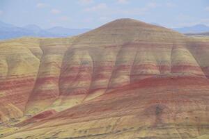 estriado vermelho e Castanho paleossolos dentro a pintado colinas foto