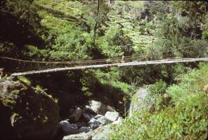 nepalês cruzando Alto suspensão ponte foto