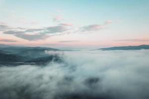 nevoeiro matinal nas montanhas, vista de alto ângulo foto