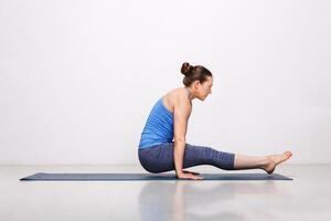 mulher fazendo hatha asana utpluti dandasana - levantado coisa pose foto