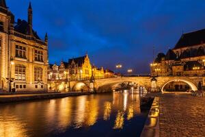 Gent dentro a noite, Bélgica foto