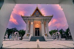 respeito ao templo budista watpapromyan, acalma a mente. na tailândia, província de chachoengsao foto