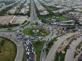 aéreo Visão do Alto maneiras dentro cidade Lahore do Paquistão em 17/07/2023. foto