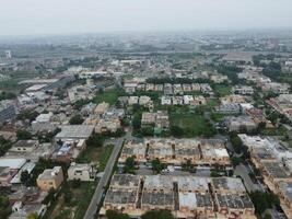 aéreo Visão do dha fase-6, a Principal quadrado, uma pequeno Cidade em 18/07/2023 dentro Lahore Paquistão. foto