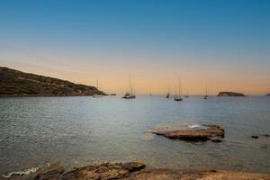 a famoso têmpora do Poseidon dentro Grécia com azul céu. dentro grego mitologia, a Deus do a mar. capa somião, ruínas do a antigo têmpora durante pôr do sol. foto