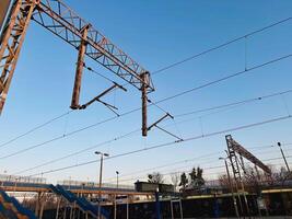 09 mar 2023 - capacete, Polônia - trem plataforma estrada de ferro eletrificação. elétrico poder para a propulsão do trilho transporte. foto