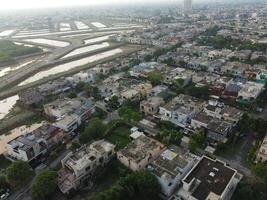 retangular em forma assentamento do a rico distrito, olhando baixa aéreo Visão a partir de acima pássaro olho Visão vilas com piscina em 2023-07-22 dentro Lahore Paquistão foto