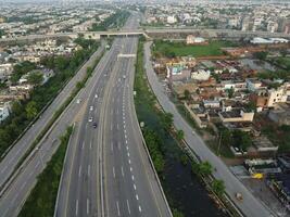 retangular em forma assentamento do a rico distrito, olhando baixa aéreo Visão a partir de acima pássaro olho Visão vilas com piscina em 2023-07-22 dentro Lahore Paquistão foto