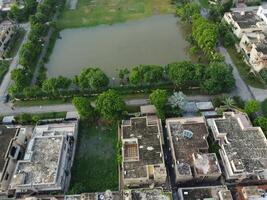 retangular em forma assentamento do a rico distrito, olhando baixa aéreo Visão a partir de acima pássaro olho Visão vilas com piscina em 2023-07-22 dentro Lahore Paquistão foto