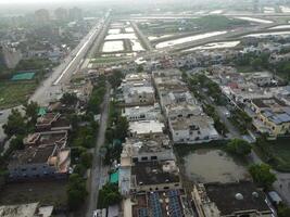 retangular em forma assentamento do a rico distrito, olhando baixa aéreo Visão a partir de acima pássaro olho Visão vilas com piscina em 2023-07-22 dentro Lahore Paquistão foto