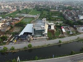 retangular em forma assentamento do a rico distrito, olhando baixa aéreo Visão a partir de acima pássaro olho Visão vilas com piscina em 2023-07-22 dentro Lahore Paquistão foto