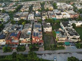 Visão às cidade a partir de pássaro visão. cidade a partir de drone. aéreo foto. cidade escapar a partir de zangão em 2023-07-22 dentro Lahore Paquistão foto