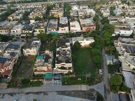 Visão às cidade a partir de pássaro visão. cidade a partir de drone. aéreo foto. cidade escapar a partir de zangão em 2023-07-22 dentro Lahore Paquistão foto