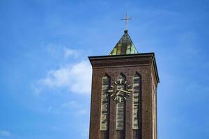 a relógio torre. velho católico igreja. foto